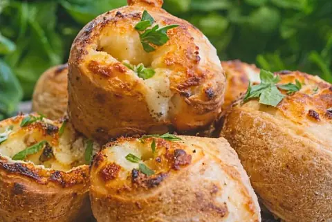Mozza Scrolls: mozzarella, garlic and herbs